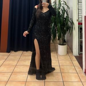 New black off the shoulder dress never worn only for try on